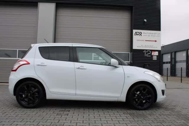 Suzuki Swift (2013) thumbnail 5