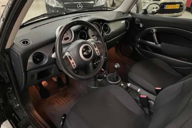 MINI Cooper (2005) thumbnail 3