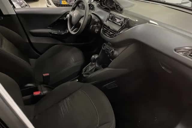 Peugeot 208 (2015) thumbnail 5