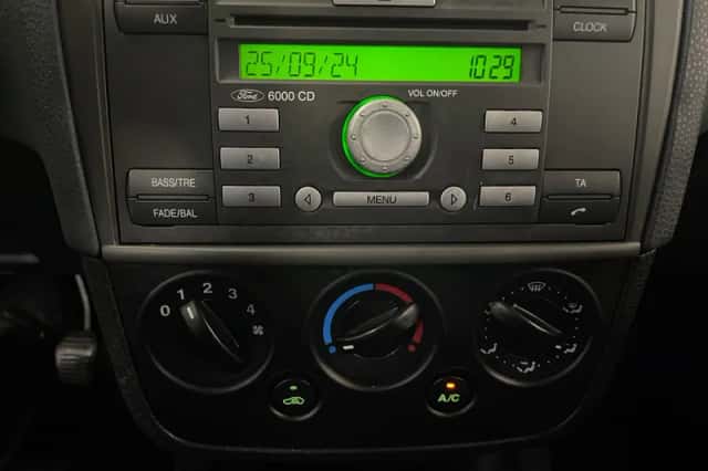 Ford Fiesta (2008) thumbnail 2