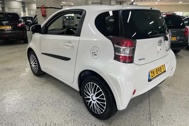 Toyota iQ (2010) thumbnail 2