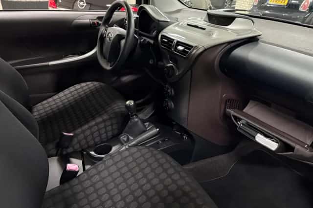 Toyota iQ (2010) thumbnail 3