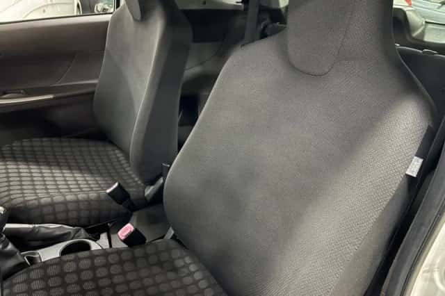 Toyota iQ (2010) thumbnail 4