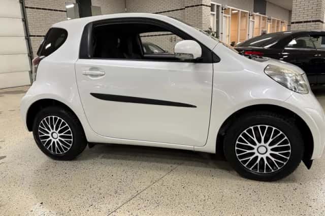 Toyota iQ (2010) thumbnail 5