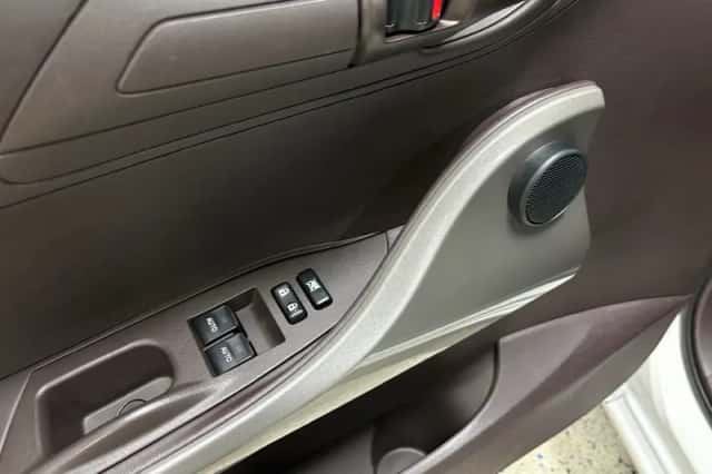 Toyota iQ (2010) thumbnail 6