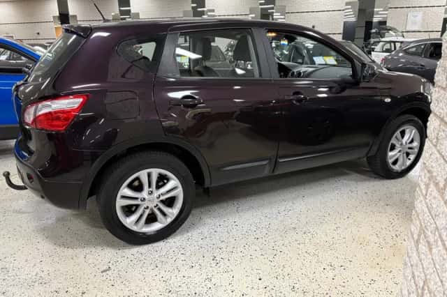 Nissan Qashqai (2010) thumbnail 3