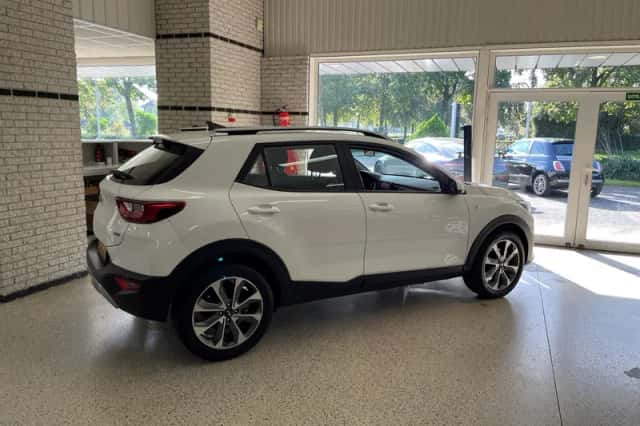 Kia Stonic (2019) thumbnail 3
