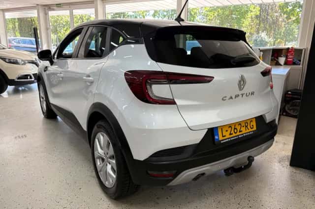 Renault Captur (2021) thumbnail 2