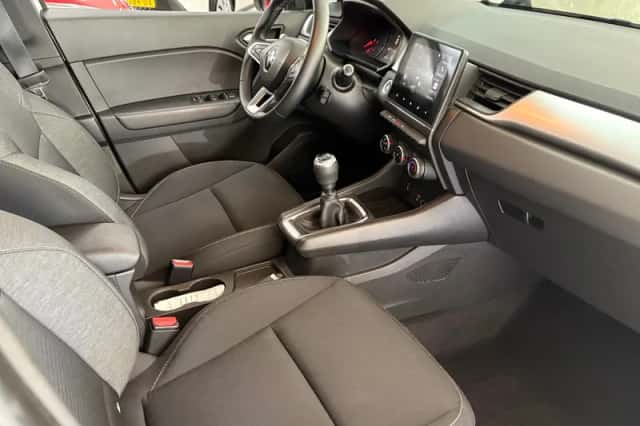 Renault Captur (2021) thumbnail 3