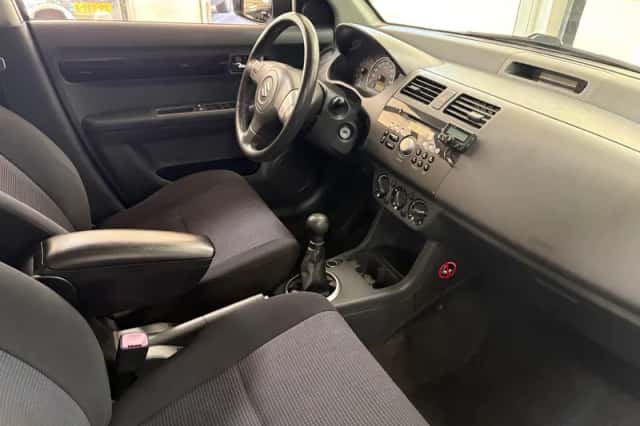 Suzuki Swift (2009) thumbnail 3