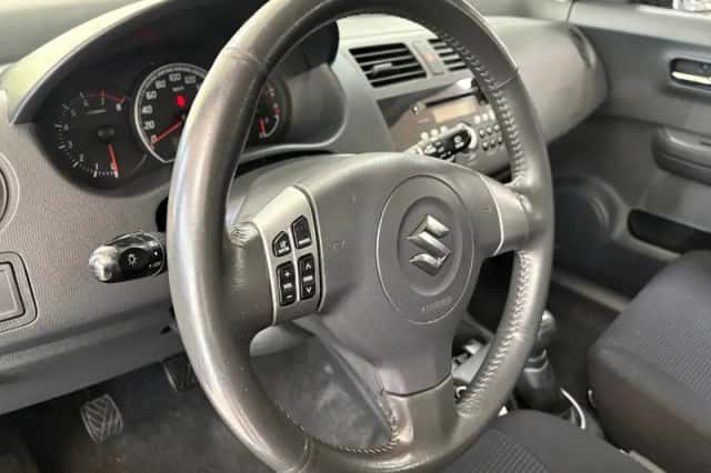 Suzuki Swift (2009) thumbnail 4