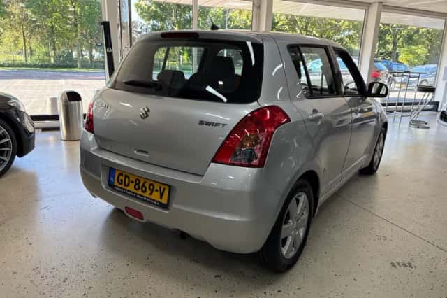 Suzuki Swift (2009) thumbnail 5