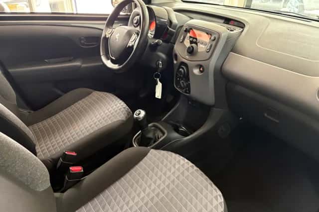 Peugeot 108 (2021) thumbnail 3
