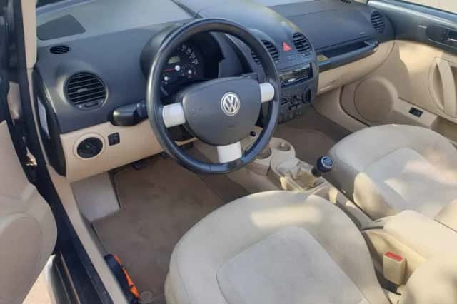 Volkswagen New Beetle (2005) thumbnail 2
