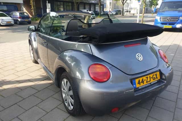 Volkswagen New Beetle (2005) thumbnail 3