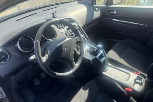 Peugeot 5008 (2010) thumbnail 2