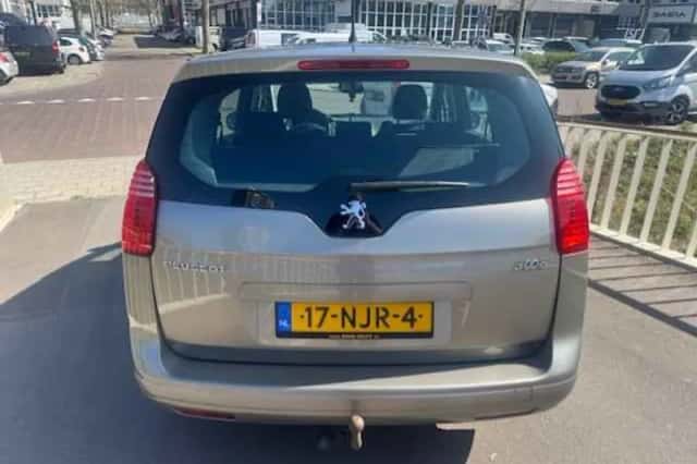 Peugeot 5008 (2010) thumbnail 4