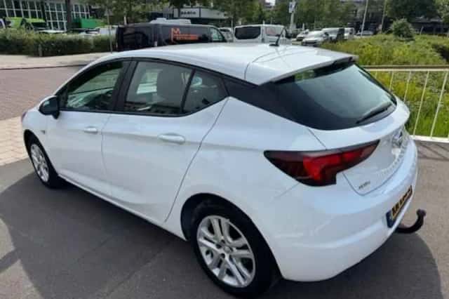 Opel Astra (2016) thumbnail 3