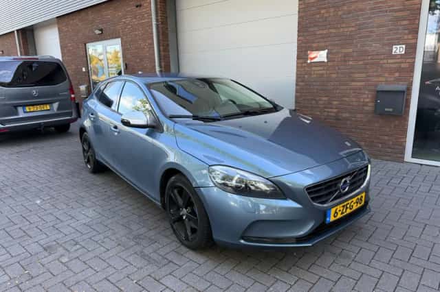 Volvo V40 (2013) thumbnail 2