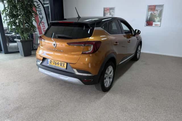 Renault Captur (2022) thumbnail 4