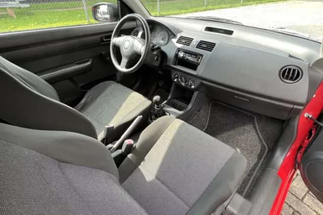 Suzuki Swift (2008) thumbnail 5