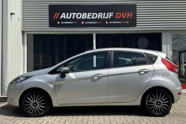 Ford Fiesta (2011) thumbnail 2