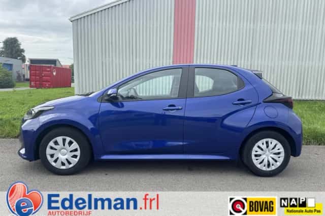 Toyota Yaris (2022) thumbnail 2