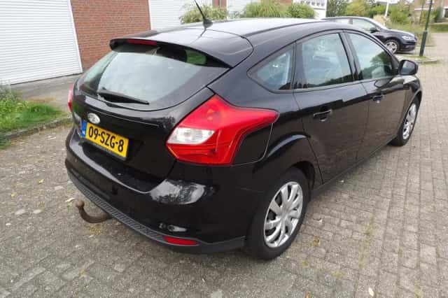 Ford Focus (2012) thumbnail 3