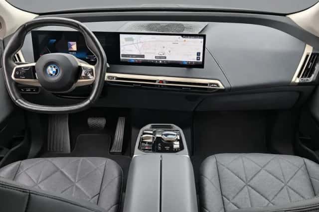 BMW iX (2023) thumbnail 5
