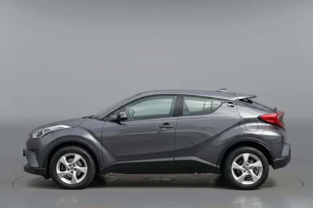 Toyota C-HR (2019) thumbnail 2