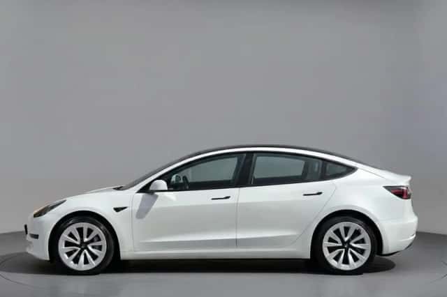 Tesla Model 3 (2023) thumbnail 2