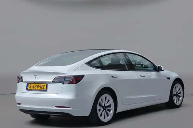 Tesla Model 3 (2023) thumbnail 3