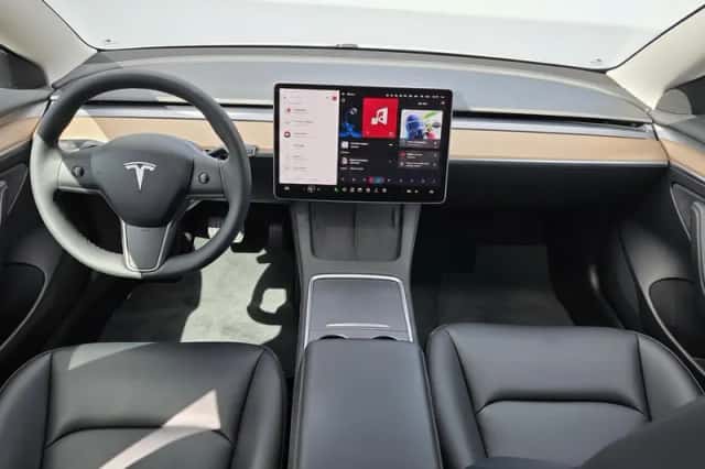 Tesla Model 3 (2023) thumbnail 6