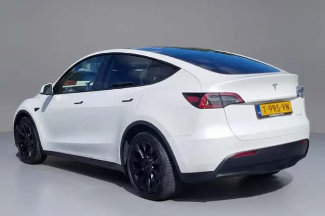 Tesla Model Y (2023) thumbnail 2