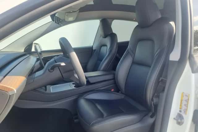 Tesla Model Y (2023) thumbnail 3