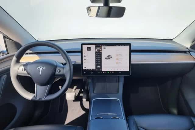 Tesla Model Y (2023) thumbnail 4