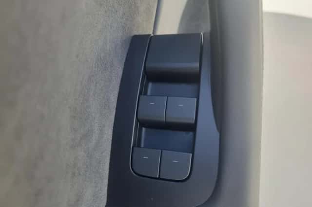Tesla Model Y (2023) thumbnail 6