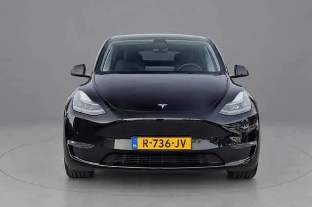 Tesla Model Y (2022) thumbnail 2