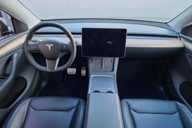 Tesla Model Y (2022) thumbnail 3