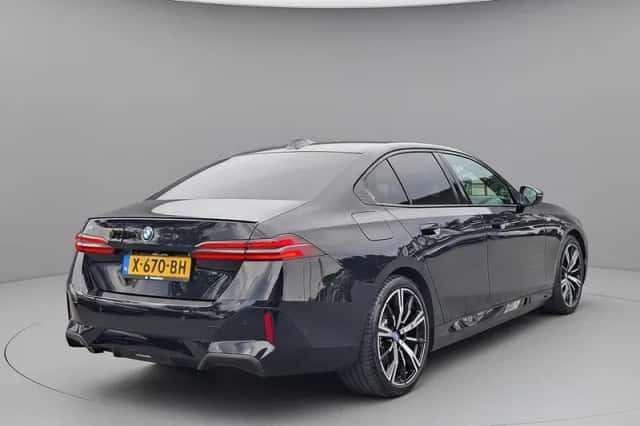 BMW i5 (2023) thumbnail 2