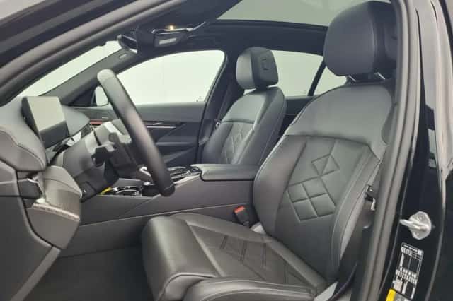 BMW i5 (2023) thumbnail 4