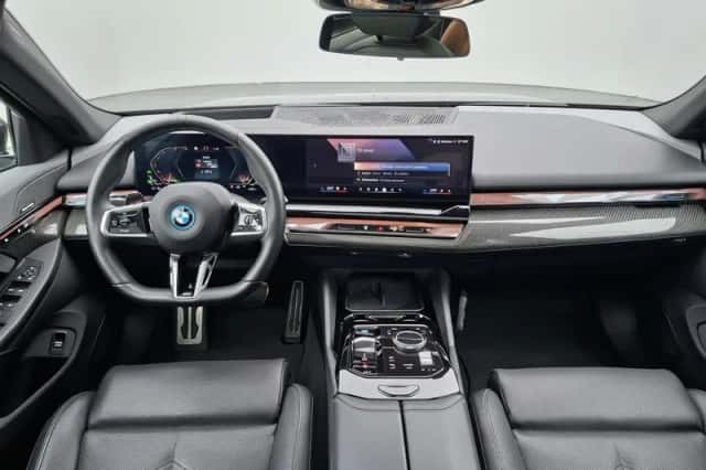 BMW i5 (2023) thumbnail 5