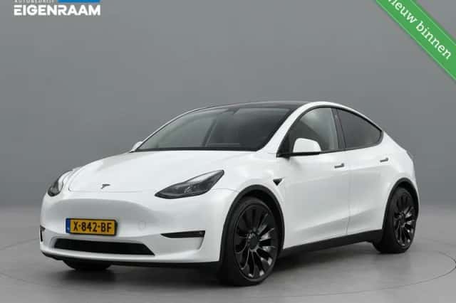 Tesla Model Y (2022) thumbnail 1