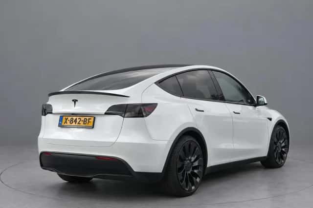 Tesla Model Y (2022) thumbnail 3