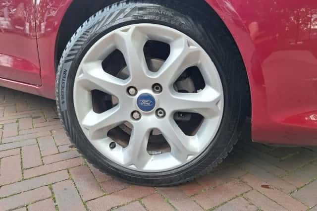Ford Fiesta (2012) thumbnail 4