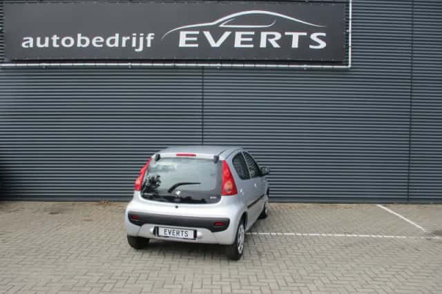 Peugeot 107 (2011) thumbnail 3
