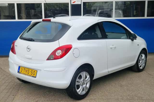 Opel Corsa (2014) thumbnail 2
