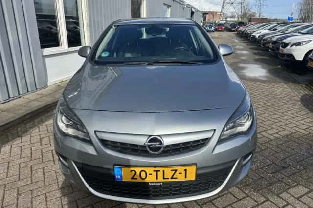 Opel Astra (2012) thumbnail 2