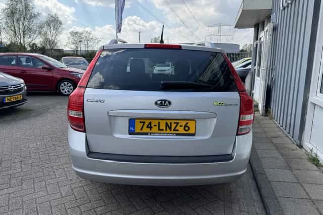 Kia Ceed (2010) thumbnail 3