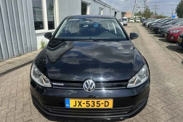 Volkswagen Golf (2016) thumbnail 2